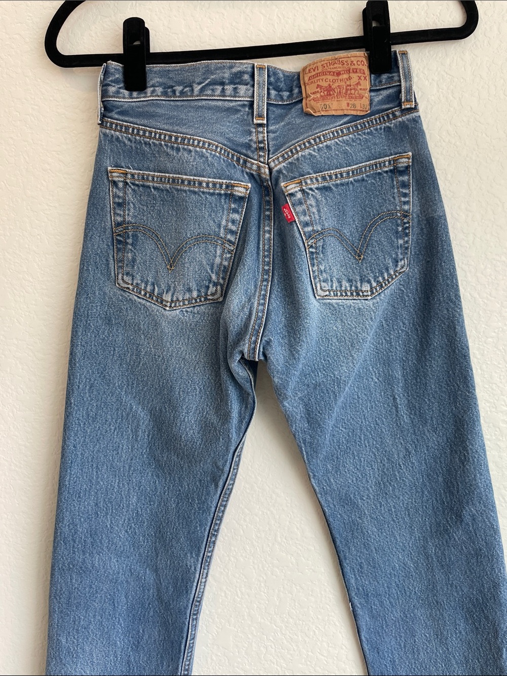 Levi's Men's 501 Button-fly Straight Jeans in Medium Blue Wash 28 x 32 - Picture 10 of 11